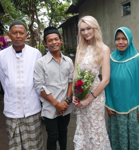 Ban đầu, Karna cho hay anh không tin rằng cô gái xinh đẹp này có thể yêu mình. Những người khác cũng không ủng hộ mối quan hệ của cả hai vì lo ngại rằng chàng trai đến từ Indonesia sẽ không giữ được vợ vì cô ấy có nhan sắc vô cùng xinh đẹp.