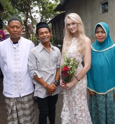 Ban đầu, Karna cho hay anh không tin rằng cô gái xinh đẹp này có thể yêu mình. Những người khác cũng không ủng hộ mối quan hệ của cả hai vì lo ngại rằng chàng trai đến từ Indonesia sẽ không giữ được vợ vì cô ấy có nhan sắc vô cùng xinh đẹp.