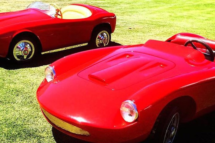 Những chiếc xe Ferrari cổ này là lựa chọn hoàn hảo cho những người có sở thích sưu tập xe. Chỉ có kích thước bằng loại xe đồ chơi dành cho trẻ em. Loại xe này chạy bằng pin và có vận tốc tối đa 7 dặm/giờ. (Ảnh: Internet)