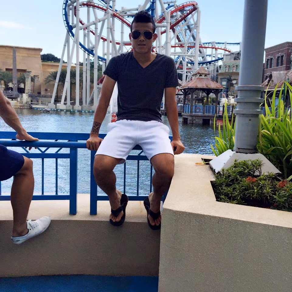 Thanh Hiền chụp ảnh bên hồ nước nhân tạo của công viên Universal Studios.