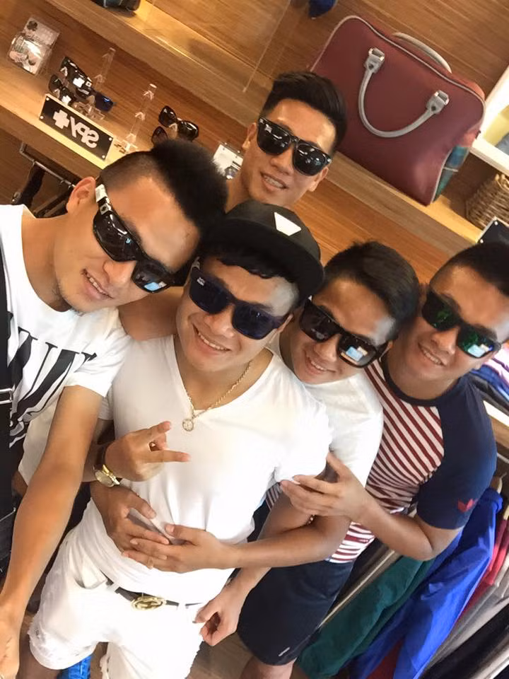 Họ cùng nhau vào một cửa hàng kính để chọn cho mình những chiếc kính ưng ý nhất.