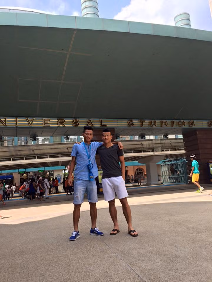 Ngọc Thắng và Thanh Hiền chụp ảnh kỉ niệm trước cổng công viên Universal Studios.