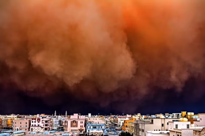 Bão cát tại một thành phố ở Kuwait. Những bức ảnh tranh giải ảnh môi trường năm nay đề cập tới nhiều vấn đề nóng của thế giới như nghèo đói, phát triển bền vững, biến đối khí hậu, nhân quyền. Ảnh: Rizalde Cayanan.