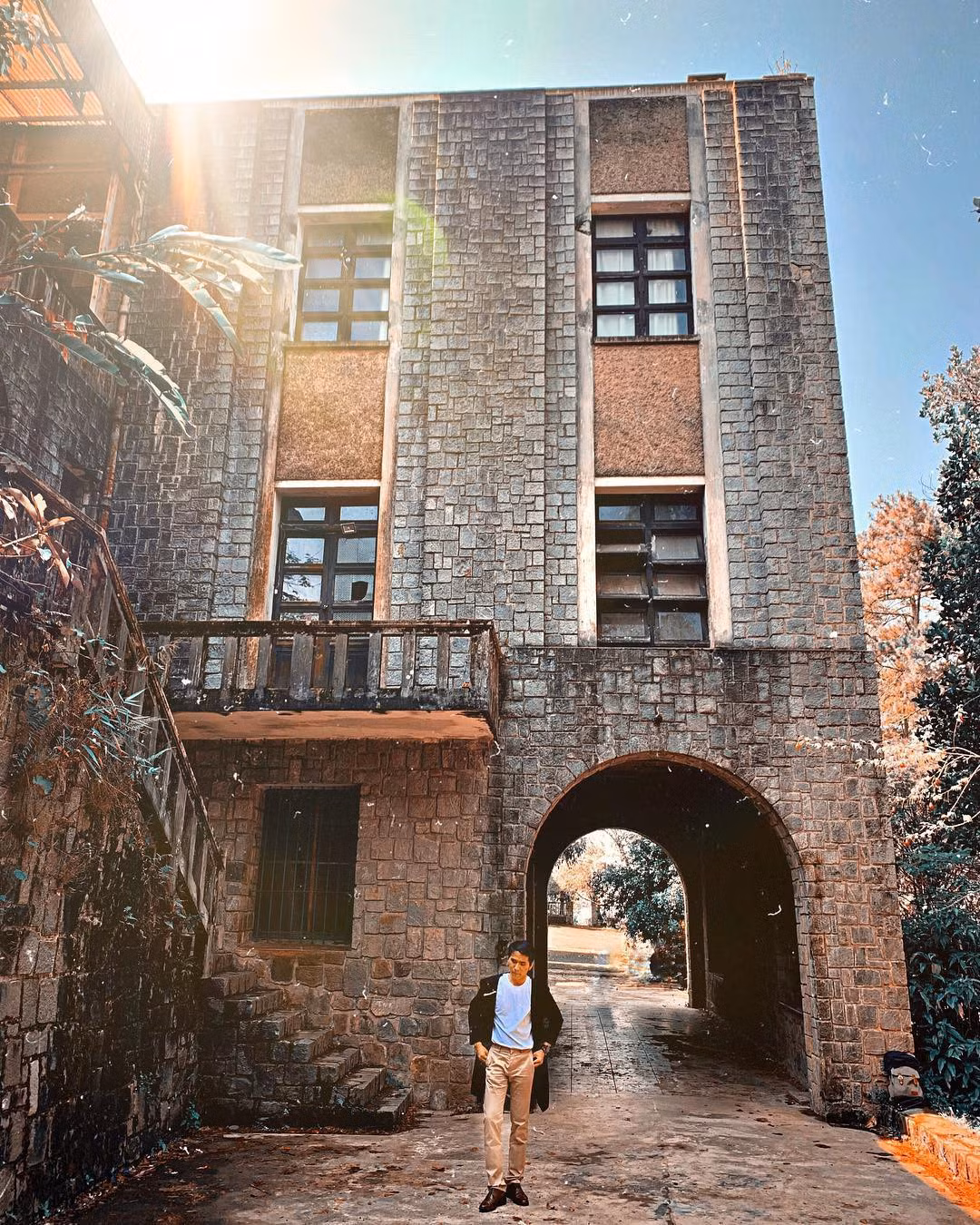 Chỉ là những bức tường gạch bình thường bên ngoài thôi cũng đủ trở thành background sống ảo "độc nhất vô nhị" cho các bạn trẻ.