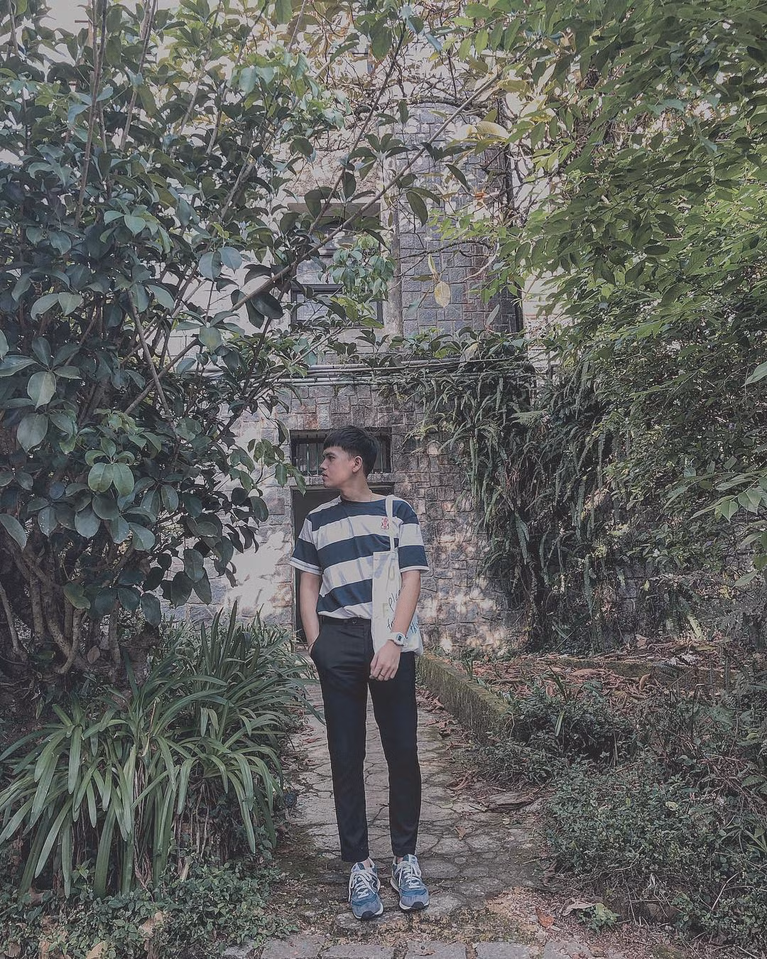 Toàn bộ bảo tàng được làm bằng đá, mang lối kiến trúc gothic kiểu Pháp với rất nhiều ô cửa.