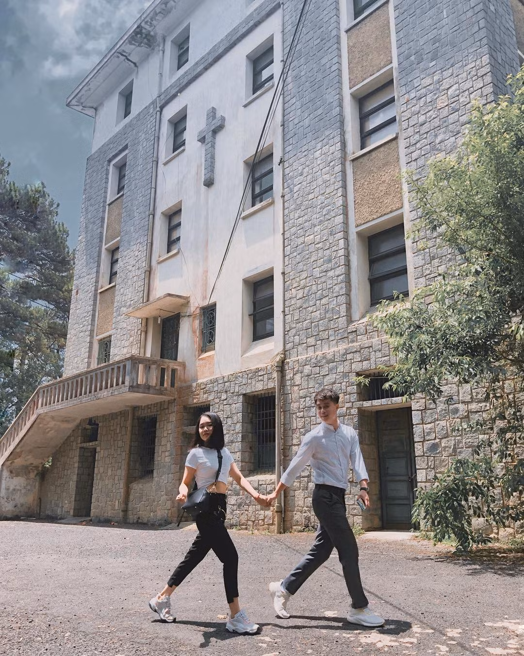 Tọa lạc trên đỉnh một ngọn đồi nên không khí trên này vô cùng trong lành, lại pha thêm được một chút ma mị, bí ẩn của những hàng cây, rừng thông giăng kín hai bên.