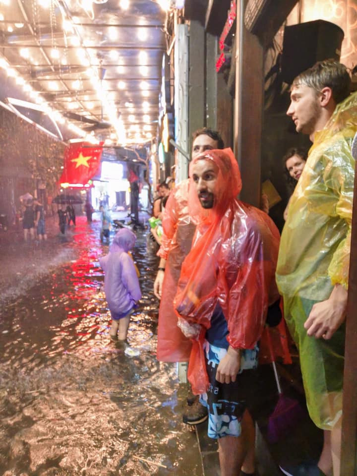 Trận ma lớn kéo dài hơn 1h đồng hồ tại Hà Nội đã lập tức biến nhiều tuyến phố thành "biển nước", nhiều người dân gặp khó khăn khi chạy trú mưa.