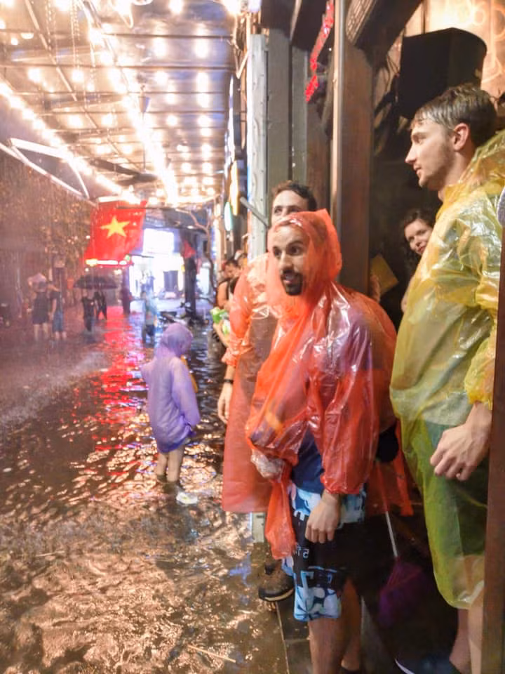 Bat ngo mua giong lon, CDM toi tap khoe anh “Ha Noi pho cung nhu song“