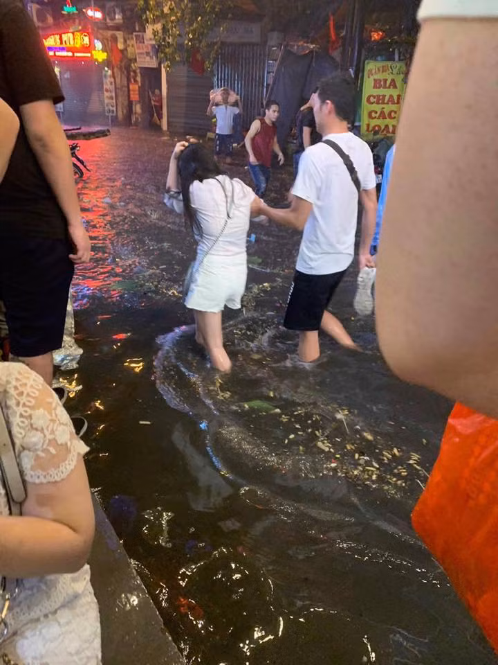 Nickname B.N bình luận: "Đang tính đi chơi thì trời đổ cơn mưa, nhìn cái trời biết mưa lớn không ngớt được nên đành ở nhà. Ấy thế lại may không thì ra đường chắc lại được thi giải bơi giữa phố cổ".