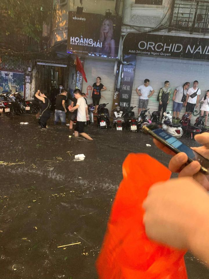Ngay sau khi cơn mưa ập tới, dân mạng đã ghi lại cảnh "Hà Nội phố cũng như sông" và đăng tải rộng rãi trên khắp MXH.