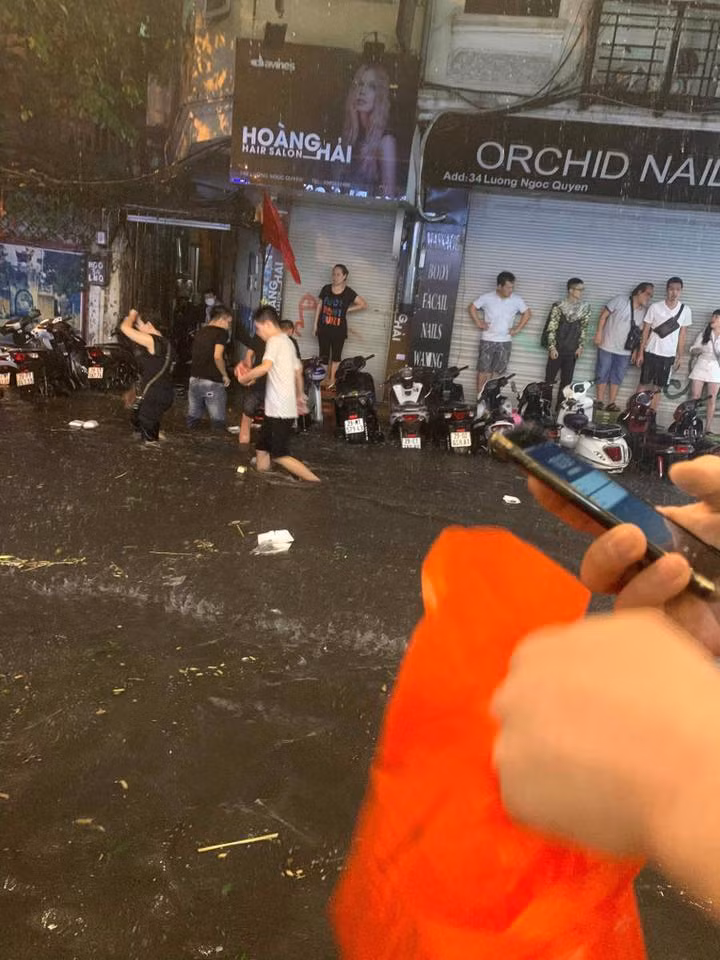 Ngay sau khi cơn mưa ập tới, dân mạng đã ghi lại cảnh "Hà Nội phố cũng như sông" và đăng tải rộng rãi trên khắp MXH.
