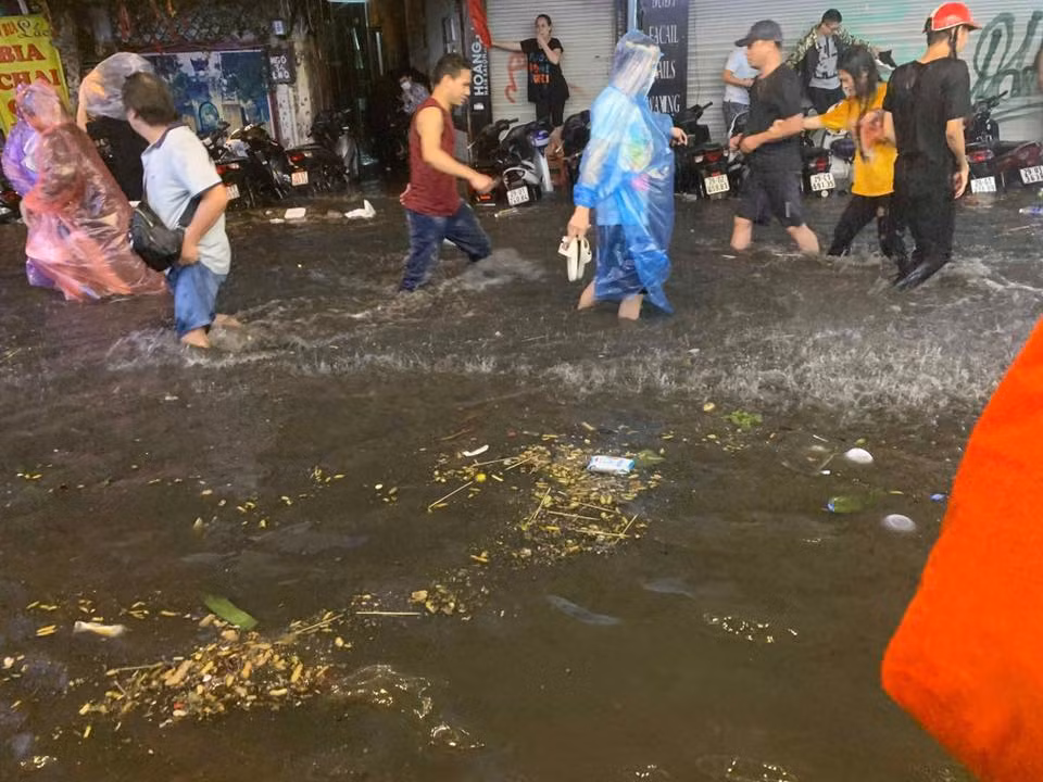 Chứng kiến những hình ảnh Hà Nội ngập nước, dân mạng đã đưa ra nhiều ý kiến bình luận. Đa phần đều cho rằng những người ở ngoài đường giờ đó khá đen và thương cho Hà Nội lại một lần nữa biến thành sông.