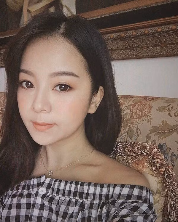 Ngày còn học cấp 3, Trương Mai Hương (SN 1990) có một mối tình học sinh cực đẹp kéo dài hơn 2 năm và nó kết thúc bằng một đám cưới ngay sau khi tốt nghiệp THPT. Không chỉ có một đám cưới đẹp, cô gái gốc Lào Cai này còn có một cậu con trai từ cuộc hôn nhân này.