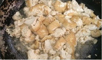 Ngược lại, không ít những bà mẹ chồng thì cho rằng là phụ nữ việc nữ công gia chánh là điều bắt buộc. Muốn giữ lửa cho gia đình thì phải giữ được lửa trong nhà bếp. Ảnh: Gocvuive.