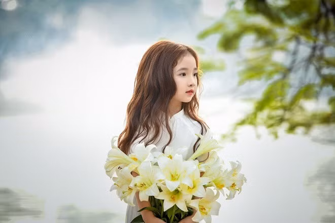 Thông tin bé Hà Vy từng xuất hiện trong MV ca nhạc "Say you do" của ca sỹ Tiên Tiên được chính mẹ của bé, chị Hương Ly cho biết: "Đúng là năm 2 tuổi con có tham gia MV ca nhạc đó. Ngoài ra, con còn làm mẫu nhí chụp ảnh thời trang, cũng từng tham gia chương trình Siêu sao tài năng nhí trong vai trò đồng hành."