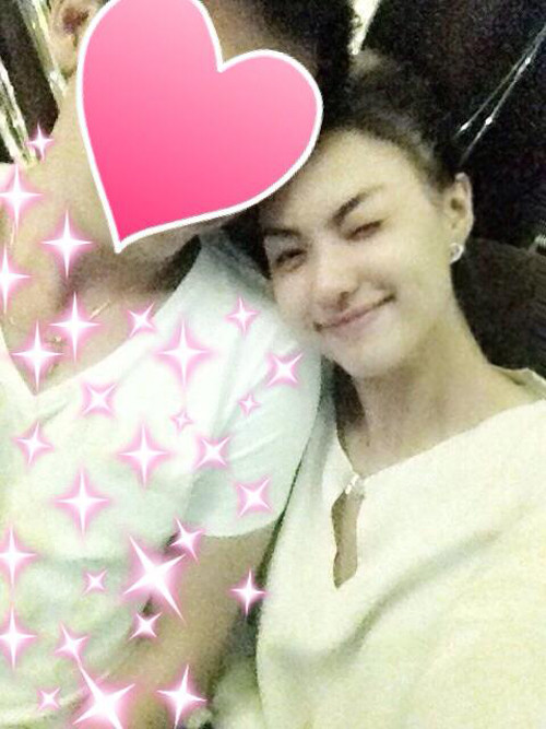 Người mẫu Hồng Quế đã chỉnh ảnh để không lộ khuôn mặt của người tình bí mật của mình.