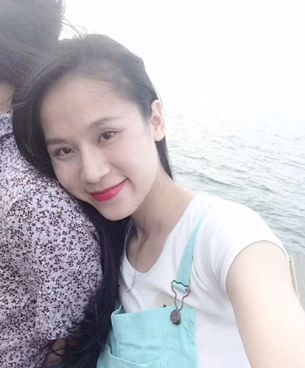 Người đẹp Thái Hà cũng không ít lần đăng ảnh chụp cùng bờ vai của một chàng trai gây tò mò cho cư dân mạng.