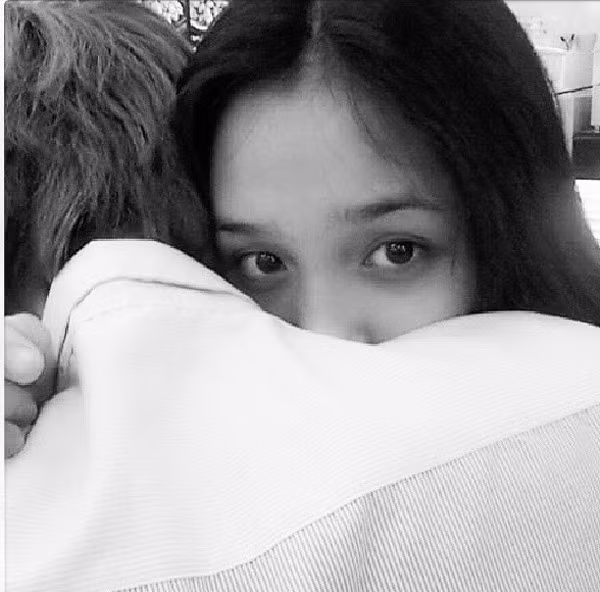 Á hậu Hoàng Anh gây xôn xao khi đang ôm thật chặt một chàng trai.