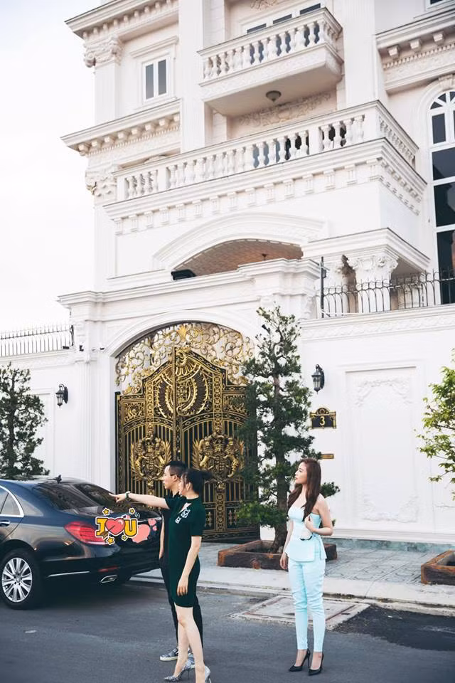 Đồ đạc cũng như thiết kế chung của căn nhà đều mang phong cách châu Âu sang trọng.