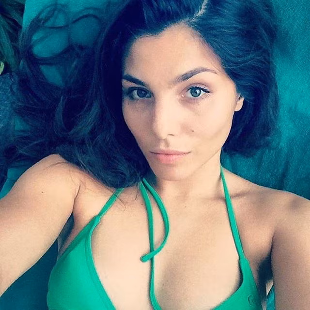 Trong khi đó, công ty quản lý của cô đã yêu cầu phải nhanh chóng tháo gỡ những bức ảnh đó vì nó ảnh hưởng đến hình ảnh sự nghiệp của nàng người mẫu nước Anh.