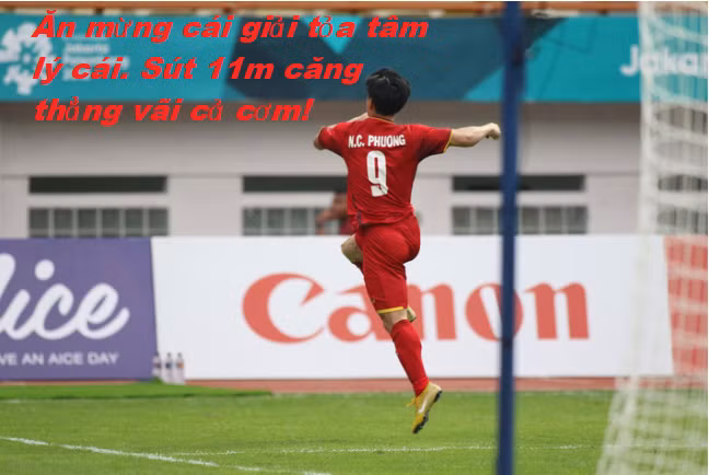Dù là bàn thắng rất dễ dàng nhưng Công Phượng ăn mừng rất vui như thể anh vừa ghi siêu phẩm.