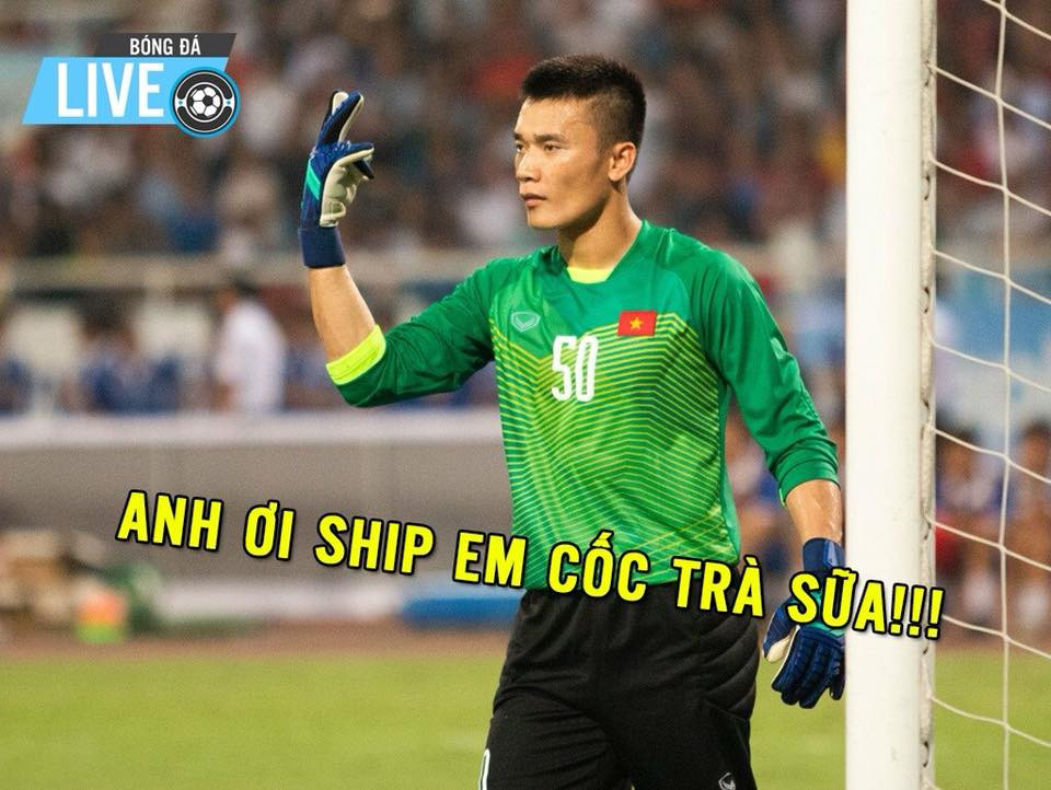 Khi quá nhàn rỗi, thủ môn tuổi teen này còn có nhu cầu gọi trà sữa vào sân để uống.