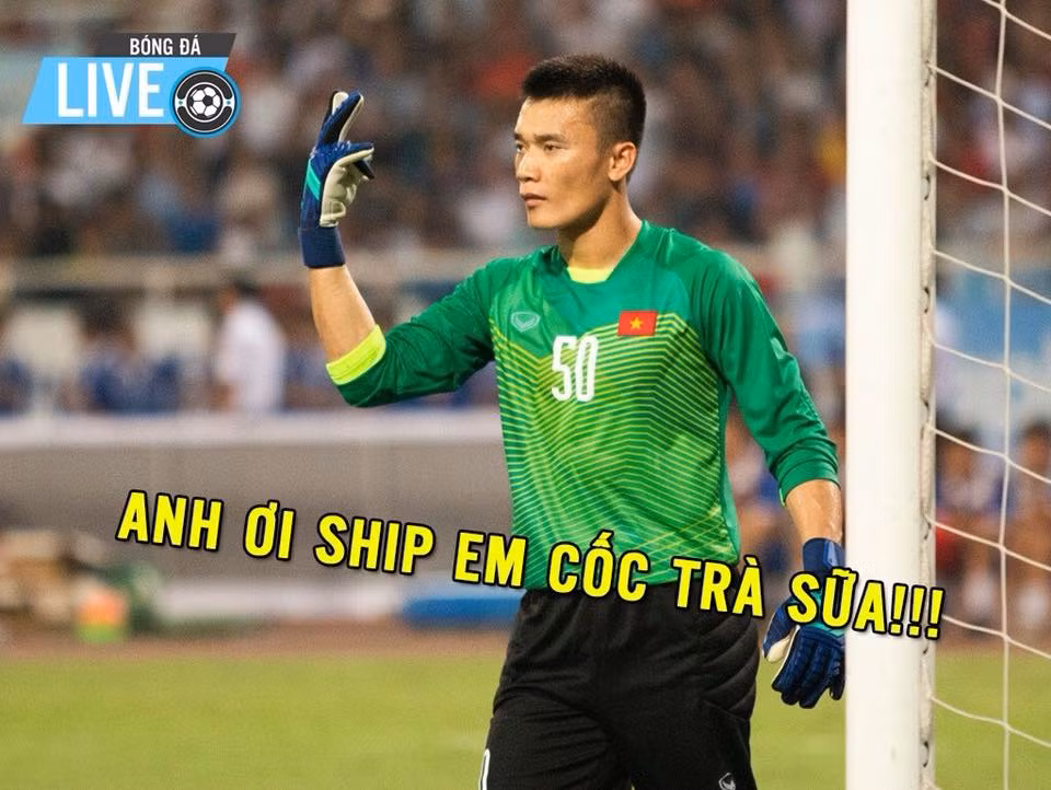 Khi quá nhàn rỗi, thủ môn tuổi teen này còn có nhu cầu gọi trà sữa vào sân để uống.