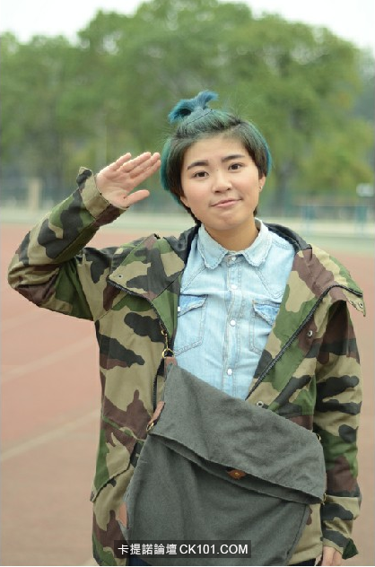 Cô gái bí ẩn này tâm sự rằng cô nhận được rất nhiều lời nhận xét về nhan sắc chẳng khác nào con trai của mình và điều đó khiến cô tổn thương.