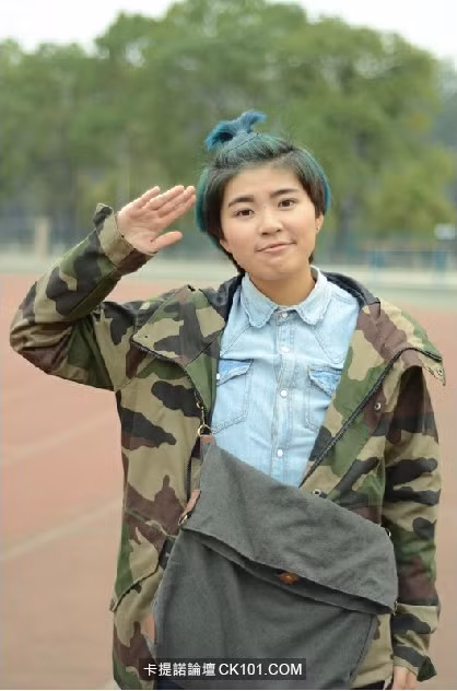 Cô gái bí ẩn này tâm sự rằng cô nhận được rất nhiều lời nhận xét về nhan sắc chẳng khác nào con trai của mình và điều đó khiến cô tổn thương.