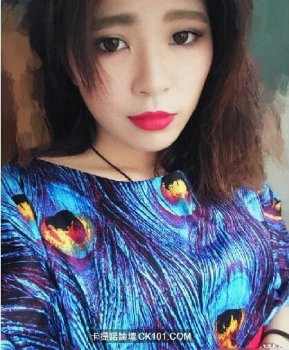 Không chỉ vậy, hot girl người Thái còn tập tành son phấn khi bắt đầu xài kẻ mắt, son môi, đánh phấn.