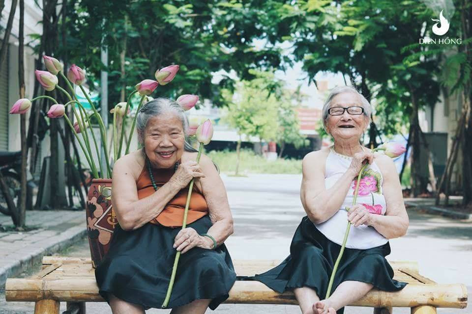 Ai nấy đều bày tỏ sự ngưỡng mộ trước sự đáng yêu và xì tin của hai cụ, đồng thời mong muốn sau này về già mình cũng sẽ có một bộ ảnh hồn nhiên như thế.