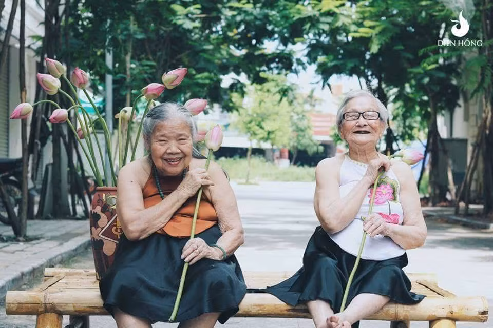 Ai nấy đều bày tỏ sự ngưỡng mộ trước sự đáng yêu và xì tin của hai cụ, đồng thời mong muốn sau này về già mình cũng sẽ có một bộ ảnh hồn nhiên như thế.