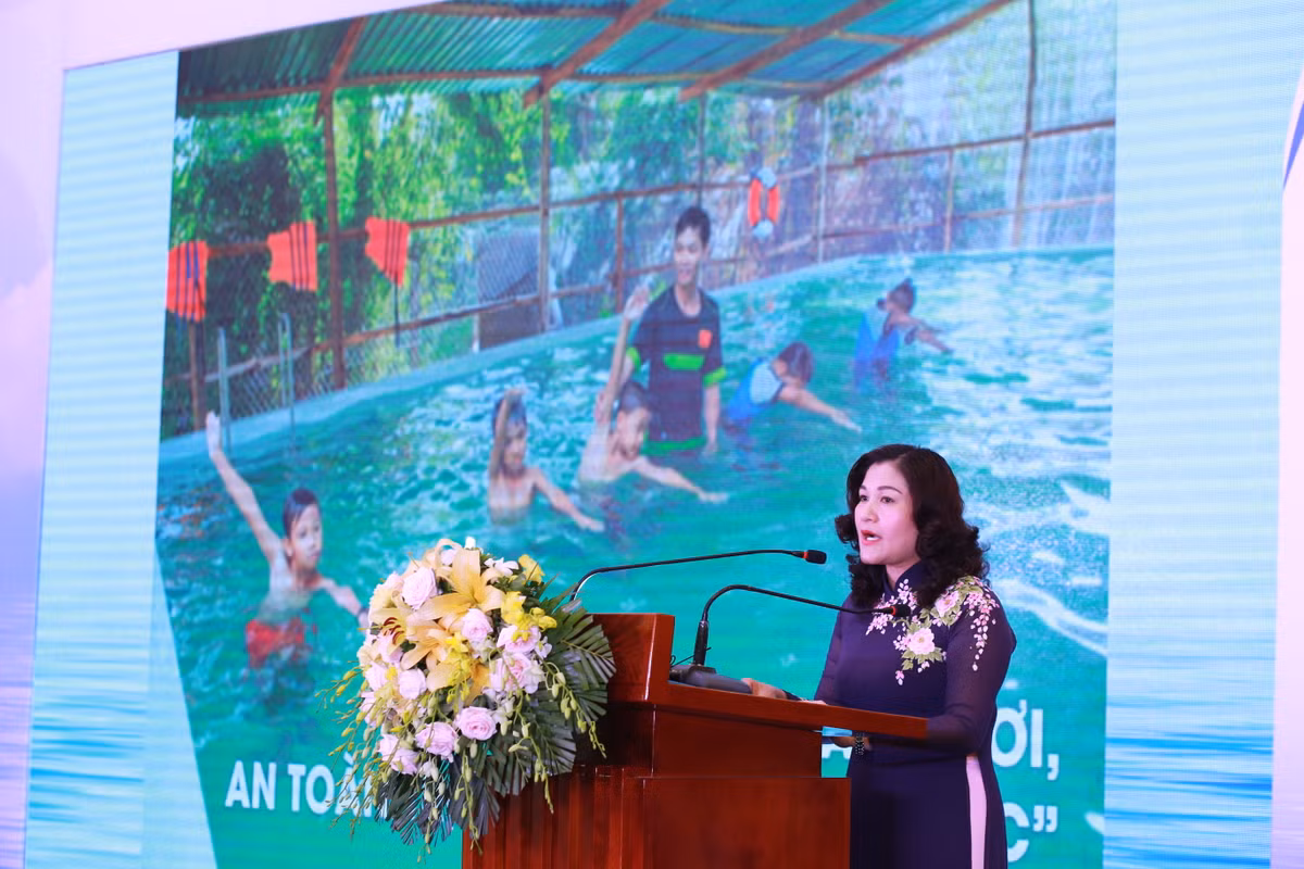 Thứ trưởng Bộ Lao động-Thương binh và Xã hội Nguyễn Thị Hà phát biểu trong buổi lễ ra mắt chương trình hợp tác với Quỹ từ thiện Bloomberg.