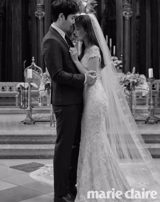 Tạp chí Marie Claire Hàn Quốc số tháng 6 vừa công bố loạt ảnh cưới của cặp đôi diễn viên Kim So Yeon - Lee Sang Woo. Trong ảnh, cô dâu họ Kim e ấp bên chú rể bảnh bao Lee Sang Woo. Họ là một trong những cặp đôi nảy sinh tình cảm sau khi đóng phim chung.