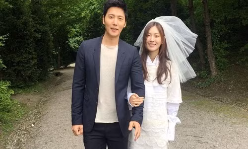 Ảnh hậu trường của bộ ảnh cưới đôi uyên ương, trong đó Kim So Yeon diện bộ váy cưới có thiết kế khá rộng, nuốt mất đường cong của cô.