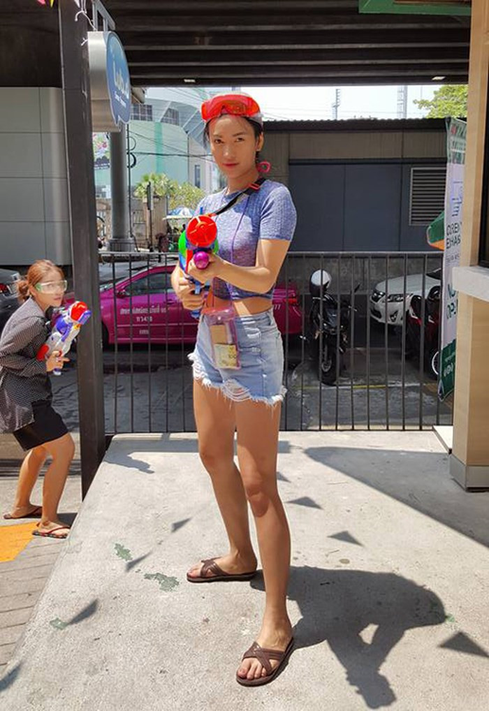 Trong thời gian diễn ra lễ hội té nước, người Thái tổ chức nhiều cuộc diễu hành cùng các cuộc thi sắc đẹp với trang phục truyền thống nhiều màu sắc hoặc các cuộc thi nấu ăn dùng những món đặc sản của địa phương.