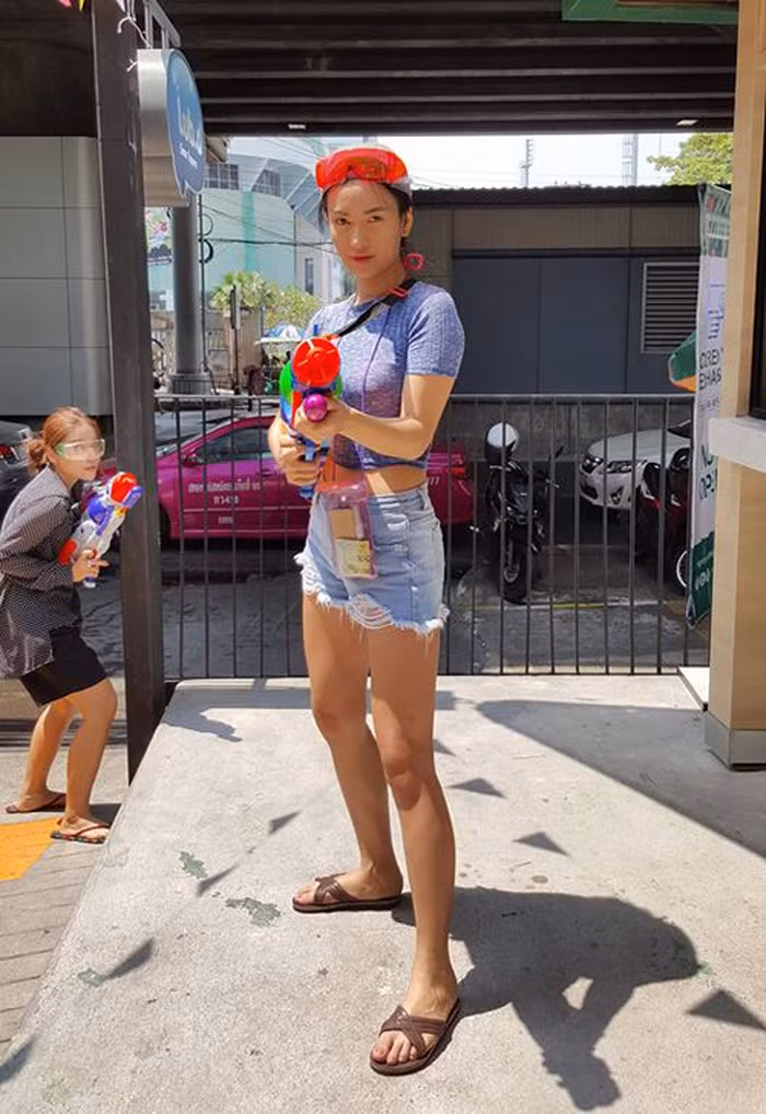 Trong thời gian diễn ra lễ hội té nước, người Thái tổ chức nhiều cuộc diễu hành cùng các cuộc thi sắc đẹp với trang phục truyền thống nhiều màu sắc hoặc các cuộc thi nấu ăn dùng những món đặc sản của địa phương.