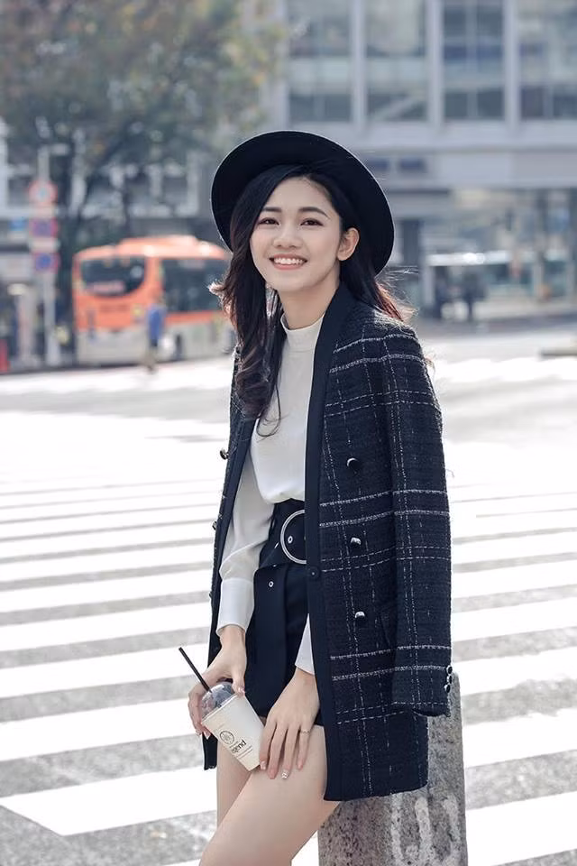 Cùng ngắm nhìn một số hình ảnh của cô nàng xinh đẹp khuấy động sân vận động Thường Châu - Trung Quốc khiến CĐM phải truy tìm. Ảnh sử dụng trong bài: FBNV