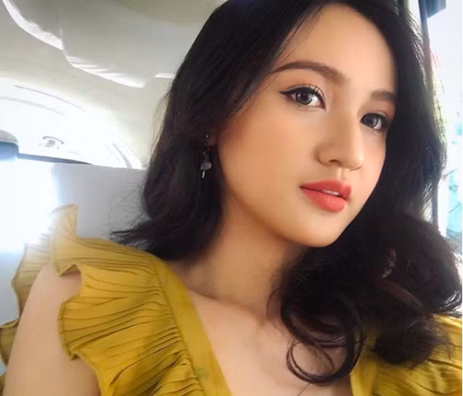 Từ cuối năm lớp 2 Mai Tây đã được học người mẫu và catwalk. Đến cấp 2 thì cô bạn dừng việc tham gia người mẫu để tập trung việc học và khoảng lớp 9 làm mẫu ảnh vào những lúc sắp xếp được lịch học.