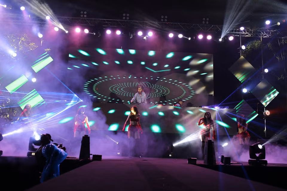 Theo chia sẻ của anh Dũng Nguyễn (admin fanpage Nghệ An): "Đây là lần đầu tiên một sự kiện chào đón năm mới được dành cho người dân Nghệ An mà đa phần là giới trẻ nên ai cũng háo hức chờ đợi xem có điều gì đặc biệt. Bên BTC đã chia sẻ rằng có rất nhiều DJ nổi tiếng và ca sĩ đình đám tham dự chương trình".