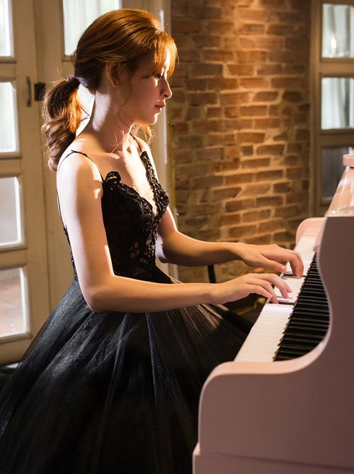 Ngoài việc thay đổi phong cách trang điểm hay guu thời trang, các hot girl Việt còn bị dân mạng "soi mói" việc không ngừng biến đổi kích cỡ ở vòng 1. Điển hình đầu tiên cho việc này có thể nhắc đến Chi Pu. Ngày xưa, Chi Pu được biết tới như hot girl xinh xắn nhưng lại khá "hạn hẹp" về số đo vòng 1 và còn bị nhiều antifan gọi là "người đẹp 2 lưng".