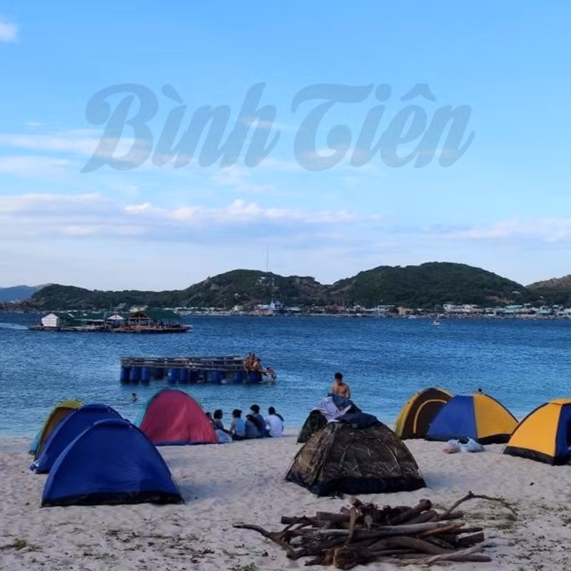 Bãi biển Bình Tiên nằm cách thành phố Phan Rang 30 km, kề bên vườn quốc gia Núi Chúa, được bao bọc xung quanh bởi rừng thông và dãy núi đá vôi. Hành trình đến đây băng qua những con đường đèo dốc uốn lượn đẹp mắt.