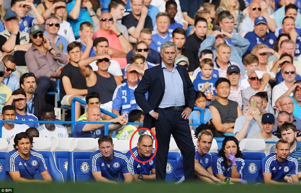 Silvino Louro là trợ lý HLV thứ ba của Mourinho. Vị trợ lý HLV này chuyên lo về những dụng cụ cho những bài khởi động cũng như bài tập của các cầu thủ Chelsea. Ngoài ra, cùng với HLV thủ môn Christophe Lollichon thì Louro cũng có tiếng nói trong việc chọn thủ môn bắt chính cho Chelsea.