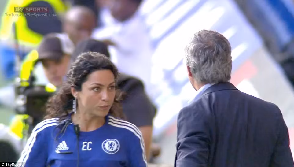 Trước khi nhận án phạt từ HLV Mourinho, bác sĩ xinh đẹp Eva Carneiro là một phần không thể thiếu trên băng ghế huấn luyện của Chelsea. Nhưng vì sự nông nổi và hành động trái mắt với Mourinho mà nữ bác sĩ này đã bị "cắt quyền" trên băng ghế HLV tại đội một của Chelsea.