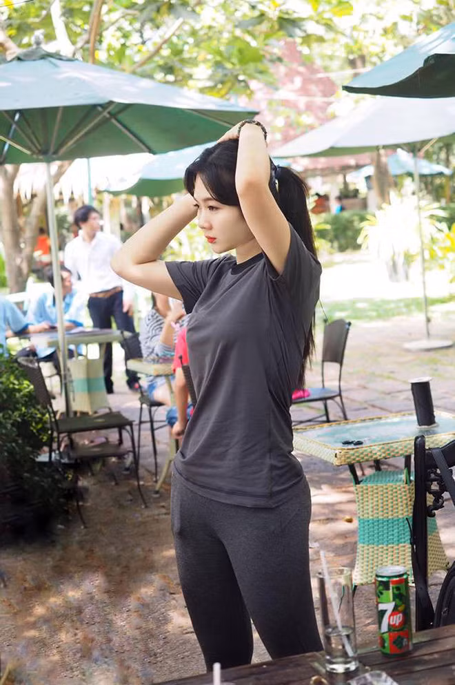 "Chỉ có ngoại hình không thì bạn sẽ không thể giữ được sự yêu mến cũng như hợp tác của người khác lâu dài, song hành với đó phải là nuôi dưỡng cả nội tâm nữa". Ân Ngọc chia sẻ thêm.