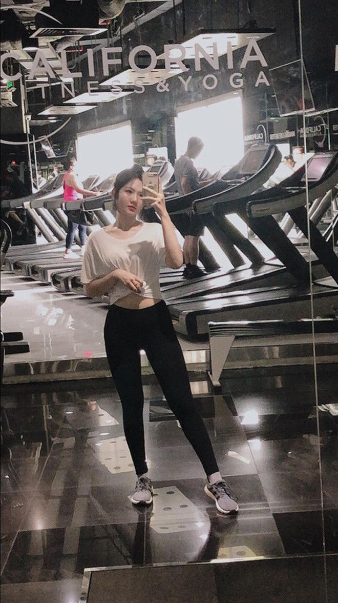 Nói thêm về những thay đổi trong cuộc sống hậu lột xác, Ân Ngọc nói: "Giờ đây, các hoạt động ngoài trời hay thể chất, em đều tham gia và có thể hoàn thành tốt. Cũng từ ngày giảm cân thành công, mình có nhiều cơ hội hơn trong cả học tập và công việc, cảm thấy rất tự tin hơn. Nói chung là giống như được sinh ra một lần nữa vậy".