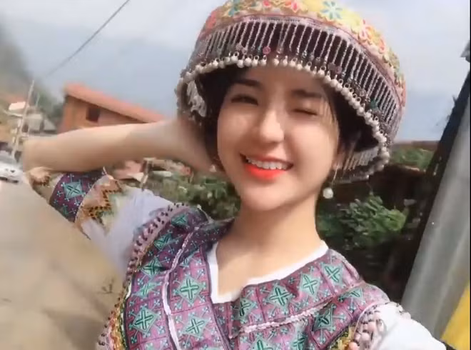 Thời gian gần đây trên mạng xã hội xuất hiện không ít clip các cô gái với ngoại hình xinh đẹp khoác lên người bộ trang phục của người dân tộc vùng cao thu hút sự chú ý của rất đông cư dân mạng. Mới đây nhất, hình ảnh một hot girl dân tộc với gương mặt đẹp không góc chết cùng nụ cười xinh xắn đã hút hồn không biết bao nhiêu người.
