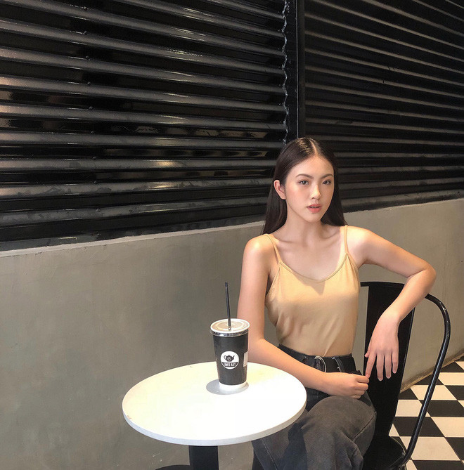 Lướt trang cá nhân của Thu Hà vài tấm lại thấy một tấm check - in "sống ảo" ở những quán cafe.