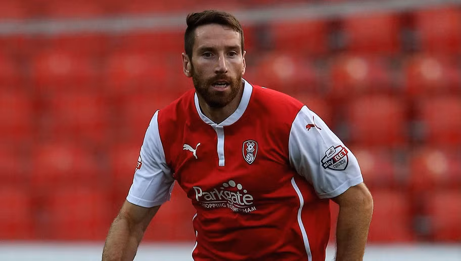 Hậu vệ Kirk Broadfoot của CLB Rangers đã gặp chấn thương trong phòng bếp khi cố tình cho trứng gà vào lò vi sóng mặc dù trước đó đã nhận được lời cảnh báo.