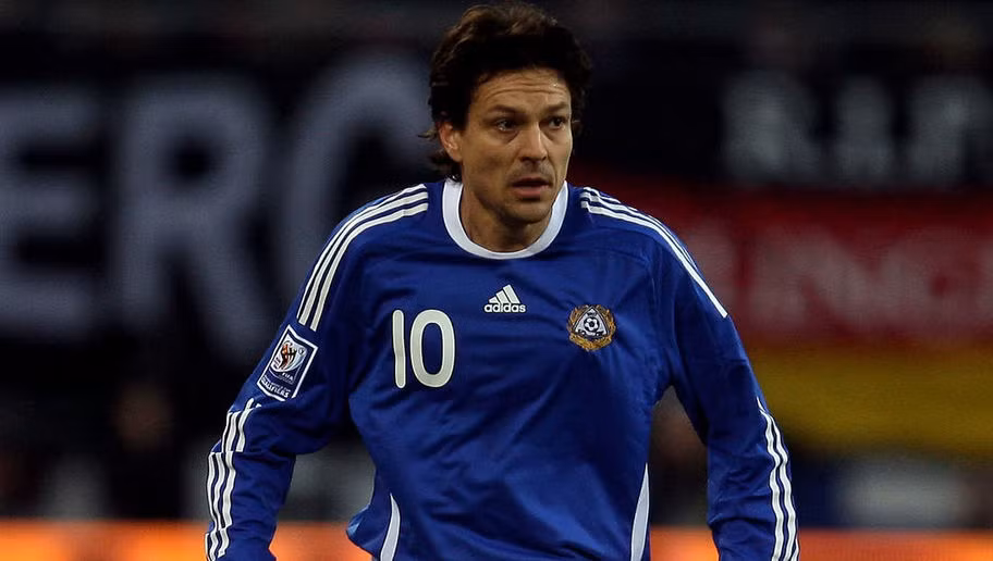 Năm 2005, Jari Litmanen của CLB Malmo ở Thụy Điển gặp một tai nạn khá sơ đẳng khi anh mở chai sâm panh, bất cẩn để nút chai bay trúng mắt và buộc phải tạm nghỉ thi đấu trong vòng 2 tháng.
